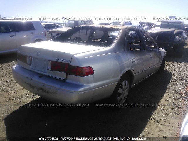 JT2BG22K4Y0498223 - 2000 TOYOTA CAMRY CE/LE/XLE 银色 照片 4