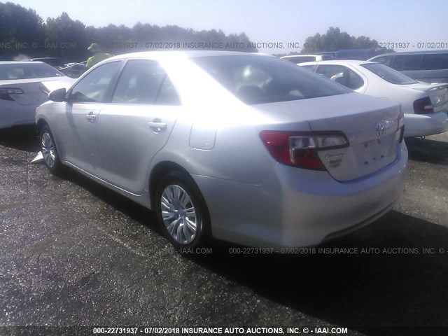 4T1BF1FKXDU714752 - 2013 TOYOTA CAMRY L/SE/LE/XLE 银色 照片 3