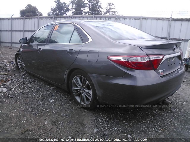 4T1BF1FK7HU791245 - 2017 TOYOTA CAMRY LE/XLE/SE/XSE GRAY photo 3