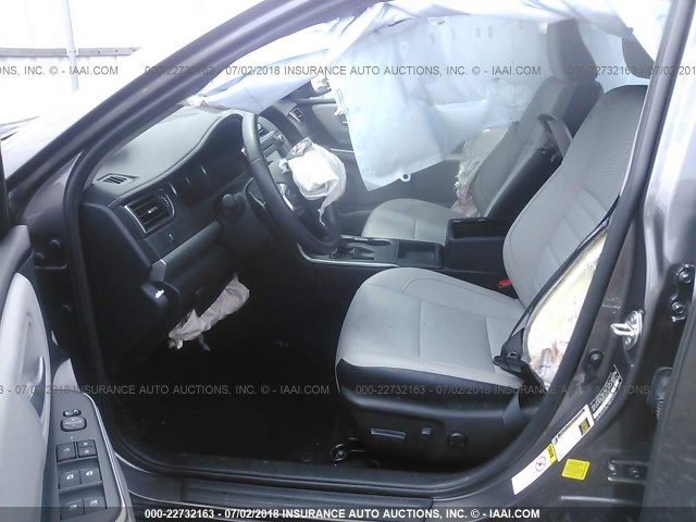 4T1BF1FK7HU791245 - 2017 TOYOTA CAMRY LE/XLE/SE/XSE GRAY photo 5