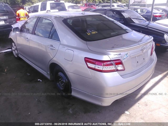 4T1BF3EKXBU221518 - 2011 TOYOTA CAMRY SE/LE/XLE SILVER photo 3