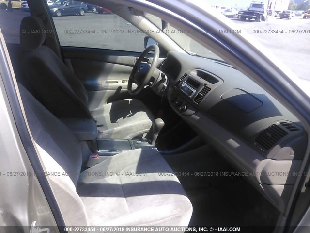 JTDBE32K640274870 - 2004 TOYOTA CAMRY LE/XLE Champagne photo 5