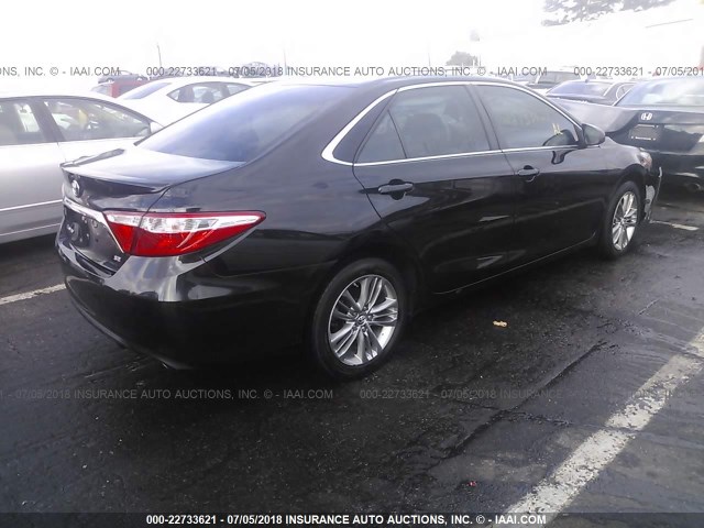 4T1BF1FK7FU113222 - 2015 TOYOTA CAMRY LE/XLE/SE/XSE BLACK photo 4