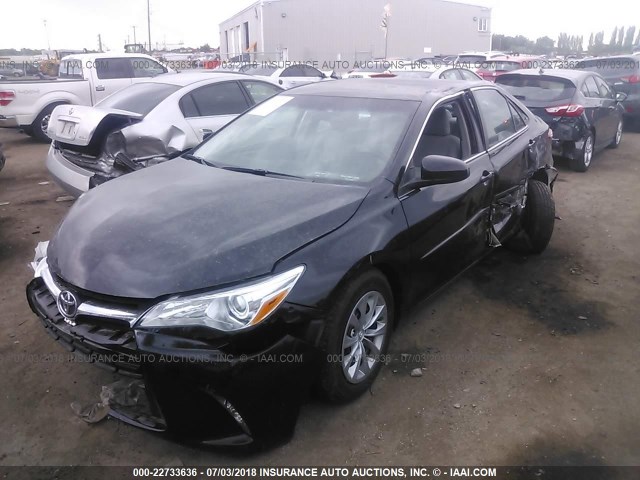 4T1BF1FK5HU369717 - 2017 TOYOTA CAMRY LE/XLE/SE/XSE BLACK photo 2