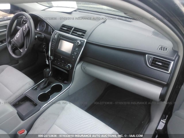 4T1BF1FK5HU369717 - 2017 TOYOTA CAMRY LE/XLE/SE/XSE BLACK photo 5