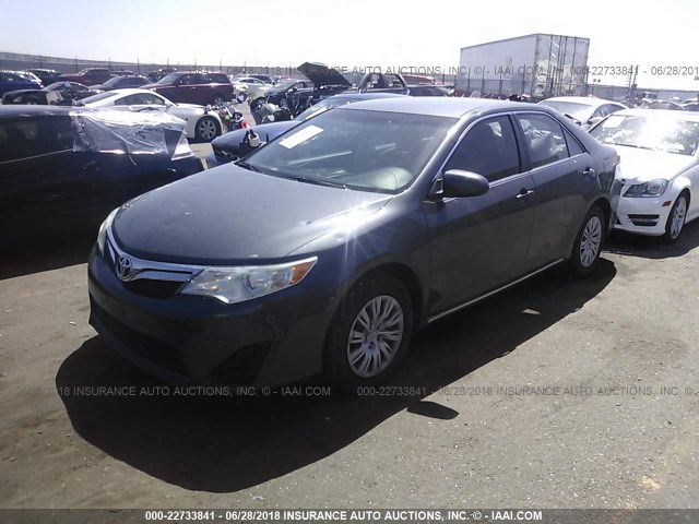 4T1BF1FKXCU054002 - 2012 TOYOTA CAMRY SE/LE/XLE GRAY photo 2