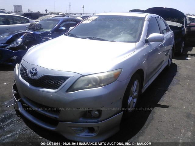 4T1BF3EK9BU640511 - 2011 TOYOTA CAMRY SE/LE/XLE SILVER photo 2