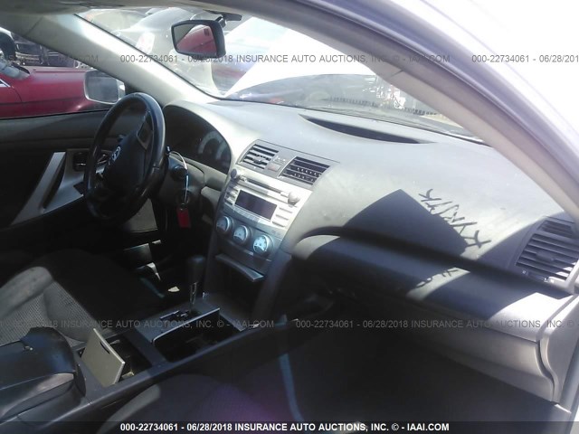 4T1BF3EK9BU640511 - 2011 TOYOTA CAMRY SE/LE/XLE SILVER photo 5
