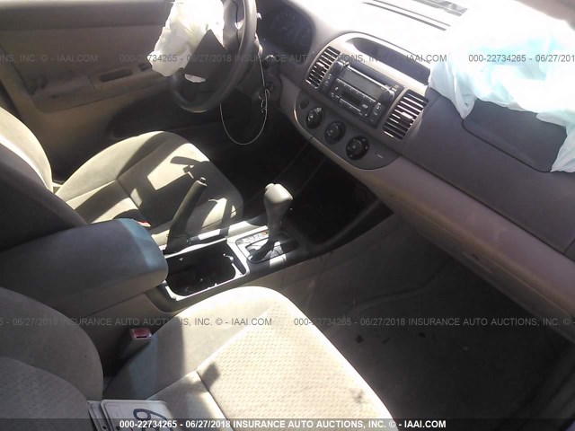 4T1BF30KX2U027997 - 2002 TOYOTA CAMRY LE/XLE/SE ოქროსფერი ფოტო 5
