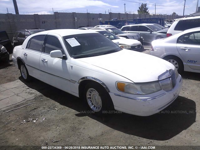 1LNHM81W1YY837132 - 2000 LINCOLN TOWN CAR EXECUTIVE Белый фото 1