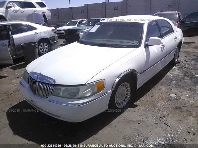 1LNHM81W1YY837132 - 2000 LINCOLN TOWN CAR EXECUTIVE WHITE photo 2