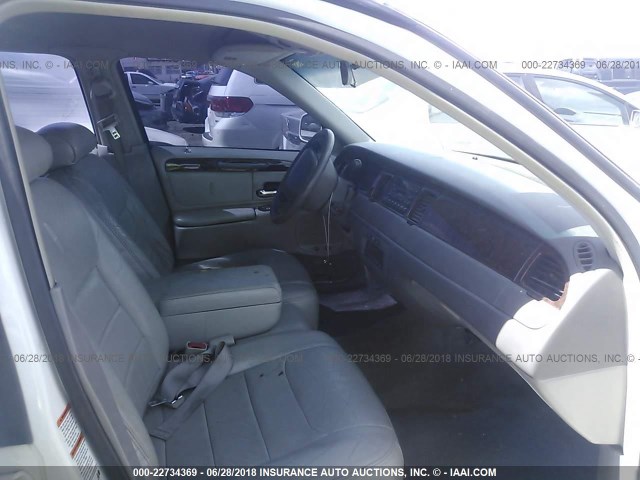 1LNHM81W1YY837132 - 2000 LINCOLN TOWN CAR EXECUTIVE Белый фото 5