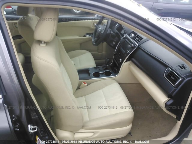 4T1BF1FK6HU402840 - 2017 TOYOTA CAMRY LE/XLE/SE/XSE 灰色 照片 5