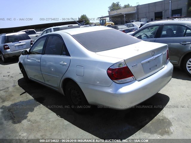 JTDBE32K953031053 - 2005 TOYOTA CAMRY LE/XLE/SE 银色 照片 3