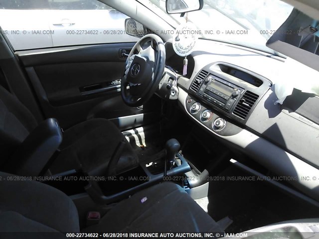 JTDBE32K953031053 - 2005 TOYOTA CAMRY LE/XLE/SE 银色 照片 5