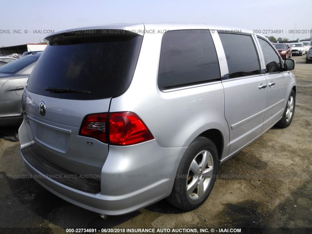 2V4RW3D17AR268311 - 2010 VOLKSWAGEN ROUTAN SE SILVER photo 4