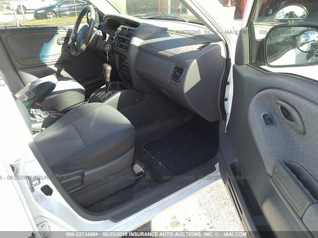 2CNBE13C816922820 - 2001 CHEVROLET TRACKER WHITE photo 5