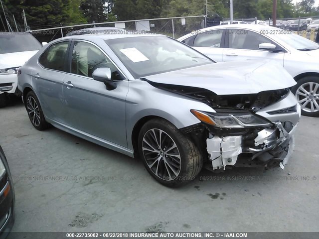 JTNB11HK5J3016885 - 2018 TOYOTA CAMRY L/LE/XLE/SE/XSE SILVER photo 1