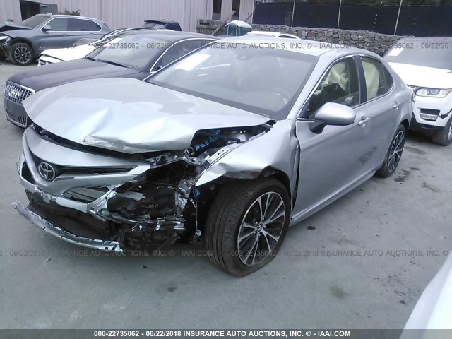 JTNB11HK5J3016885 - 2018 TOYOTA CAMRY L/LE/XLE/SE/XSE SILVER photo 2