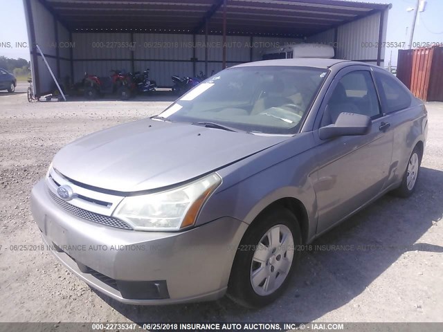 1FAHP32N78W185932 - 2008 FORD FOCUS S/SE SILVER photo 2