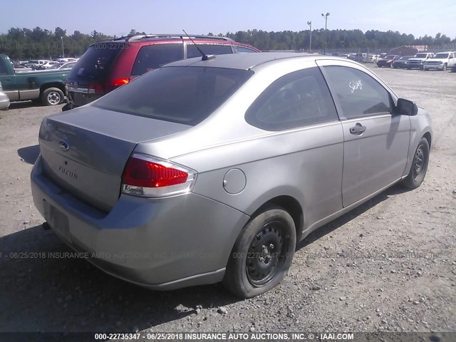 1FAHP32N78W185932 - 2008 FORD FOCUS S/SE SILVER photo 4