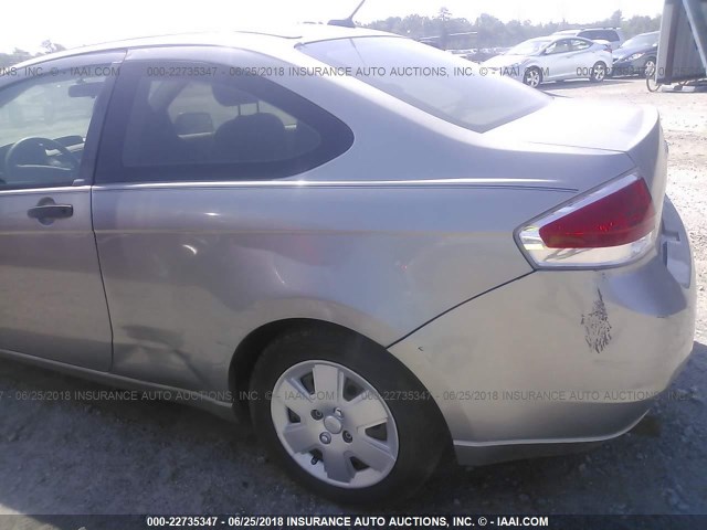 1FAHP32N78W185932 - 2008 FORD FOCUS S/SE SILVER photo 6