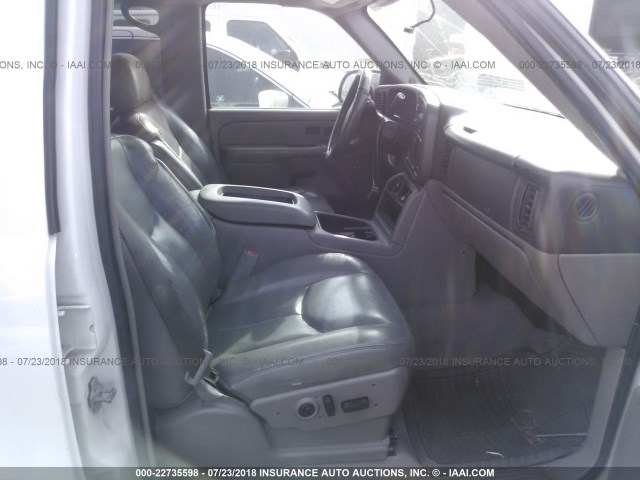 1GNEC13T85R224944 - 2005 CHEVROLET TAHOE C1500 WHITE photo 5