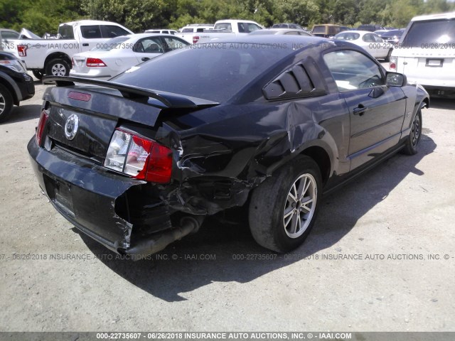 1ZVFT82H865229618 - 2006 FORD MUSTANG GT BLACK photo 4