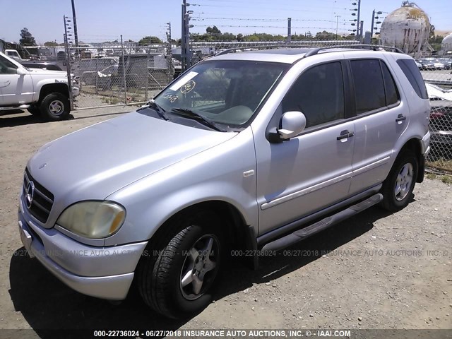 4JGAB54E7YA220190 - 2000 MERCEDES-BENZ ML 320 SILVER photo 2