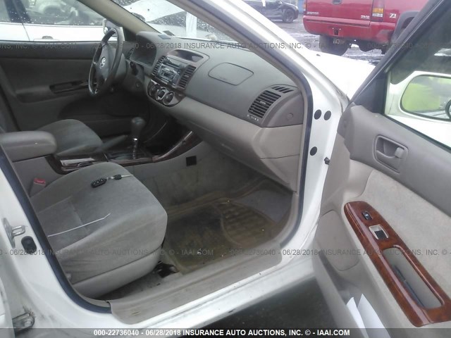 JTDBE32K340249361 - 2004 TOYOTA CAMRY LE/XLE WHITE photo 5