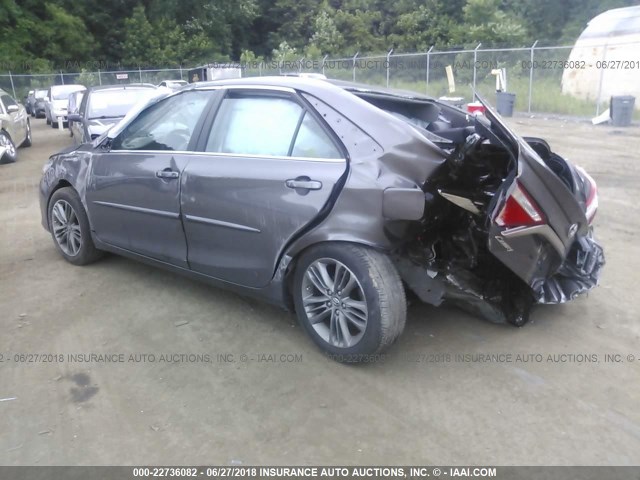 4T1BF1FKXHU730598 - 2017 TOYOTA CAMRY LE/XLE/SE/XSE GRAY photo 3