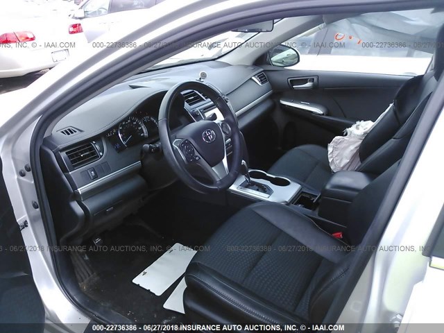 4T1BF1FK6EU431380 - 2014 TOYOTA CAMRY L/SE/LE/XLE 银色 照片 5