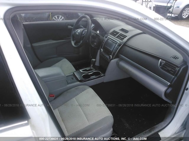 4T1BF1FK8DU253695 - 2013 TOYOTA CAMRY L/SE/LE/XLE 白色 照片 5