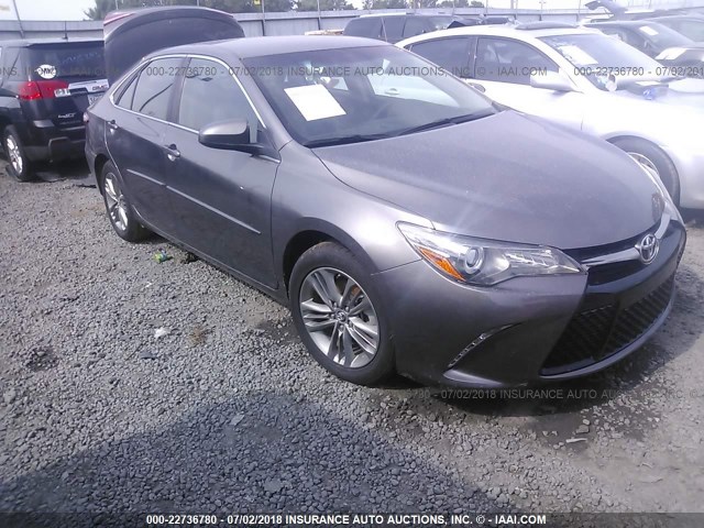 4T1BF1FK9HU696234 - 2017 TOYOTA CAMRY LE/XLE/SE/XSE 灰色 照片 1
