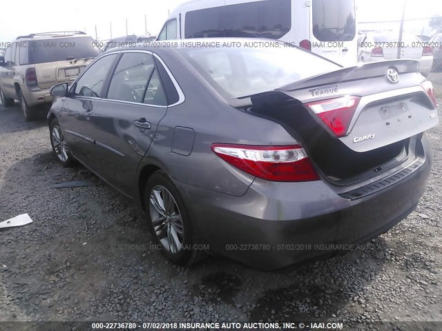 4T1BF1FK9HU696234 - 2017 TOYOTA CAMRY LE/XLE/SE/XSE 灰色 照片 3