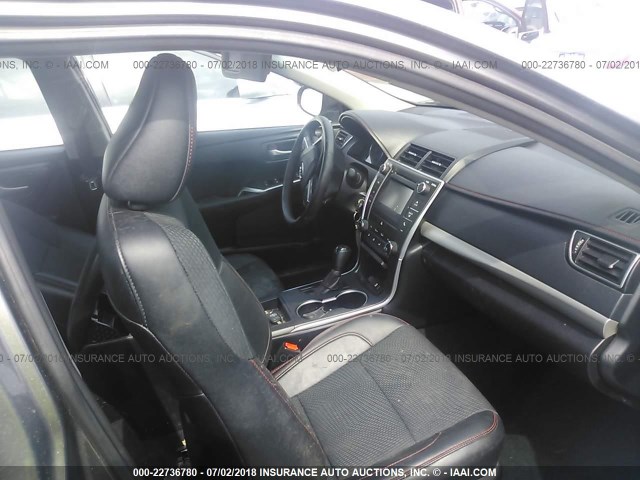 4T1BF1FK9HU696234 - 2017 TOYOTA CAMRY LE/XLE/SE/XSE 灰色 照片 5
