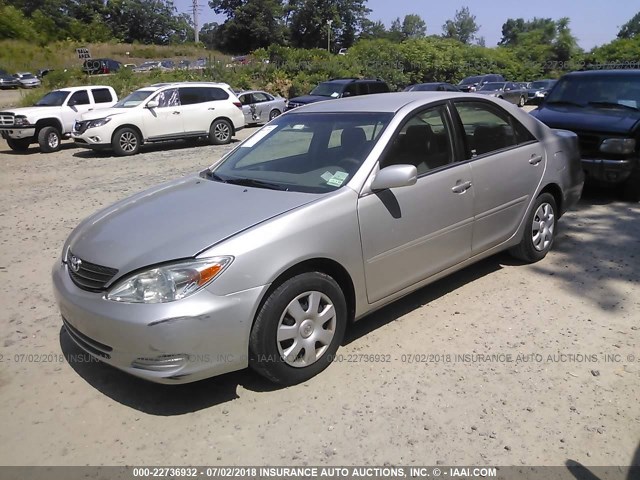 4T1BE32K44U332897 - 2004 TOYOTA CAMRY LE/XLE/SE ვერცხლისფერი ფოტო 2