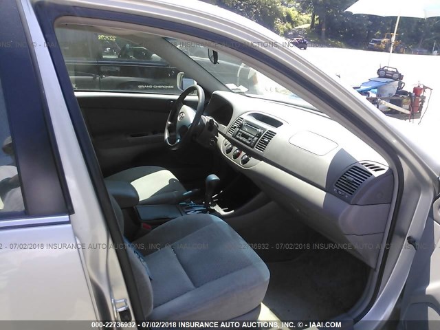 4T1BE32K44U332897 - 2004 TOYOTA CAMRY LE/XLE/SE ვერცხლისფერი ფოტო 5