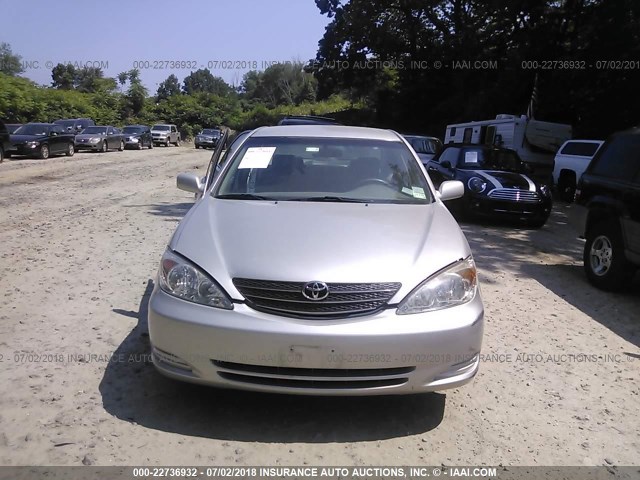 4T1BE32K44U332897 - 2004 TOYOTA CAMRY LE/XLE/SE ვერცხლისფერი ფოტო 6
