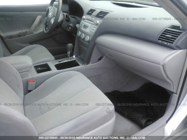 4T4BE46K78R046702 - 2008 TOYOTA CAMRY CE/LE/XLE/SE SILVER photo 5