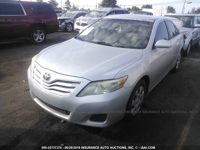 4T1BF3EK0AU052298 - 2010 TOYOTA CAMRY SE/LE/XLE ვერცხლისფერი ფოტო 2