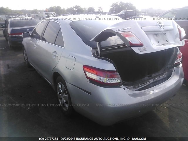 4T1BF3EK0AU052298 - 2010 TOYOTA CAMRY SE/LE/XLE ვერცხლისფერი ფოტო 3
