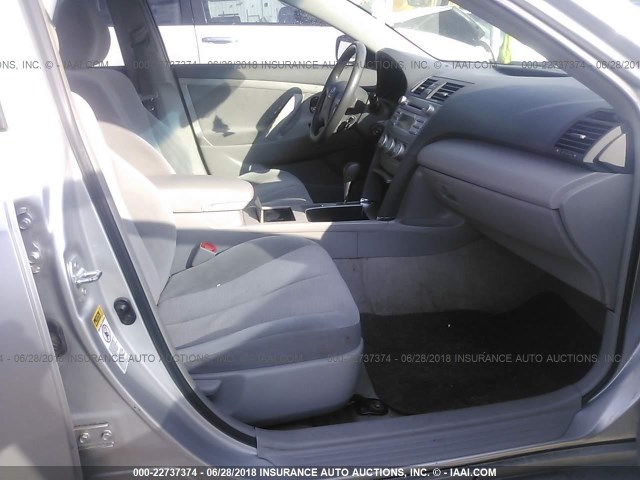 4T1BF3EK0AU052298 - 2010 TOYOTA CAMRY SE/LE/XLE ვერცხლისფერი ფოტო 5