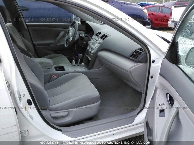 4T1BE46K99U810111 - 2009 TOYOTA CAMRY SE/LE/XLE WHITE photo 5