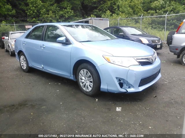 4T4BF1FK1DR322197 - 2013 TOYOTA CAMRY L/SE/LE/XLE ღია ლურჯი ფოტო 1