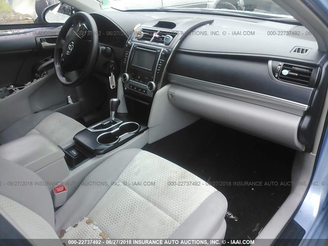 4T4BF1FK1DR322197 - 2013 TOYOTA CAMRY L/SE/LE/XLE ღია ლურჯი ფოტო 5
