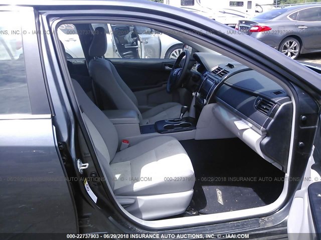 4T4BF1FK1CR169786 - 2012 TOYOTA CAMRY SE/LE/XLE 灰色 照片 5