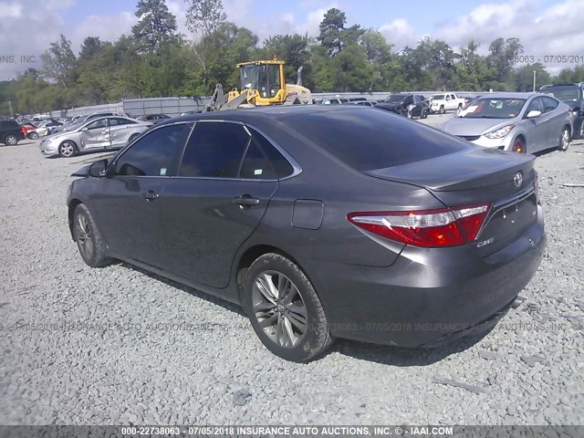4T1BF1FK3GU572507 - 2016 TOYOTA CAMRY LE/XLE/SE/XSE GRAY photo 3