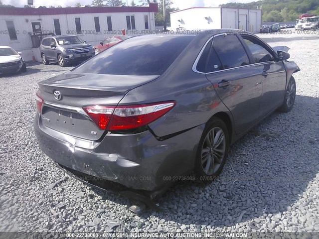 4T1BF1FK3GU572507 - 2016 TOYOTA CAMRY LE/XLE/SE/XSE GRAY photo 4