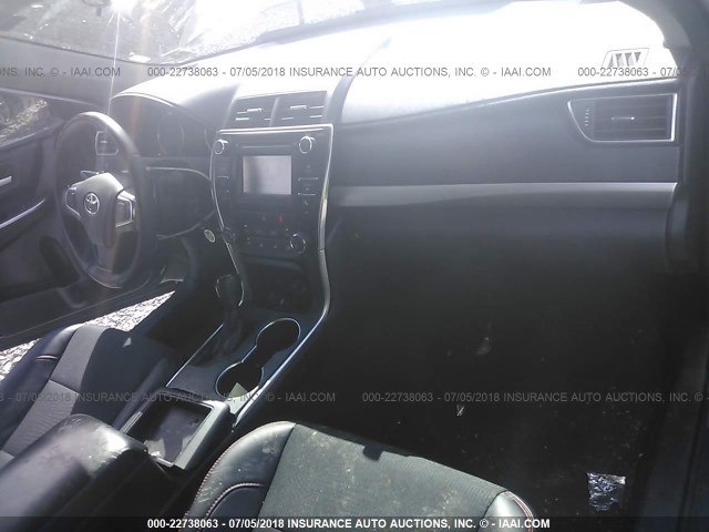 4T1BF1FK3GU572507 - 2016 TOYOTA CAMRY LE/XLE/SE/XSE GRAY photo 5